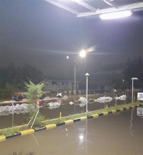 Banjir Rob Terjang Kawasan Muara Baru Jakarta Utara Okezone Megapolitan