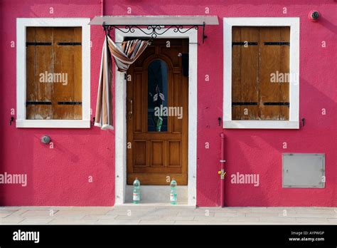 Fachadas de edificios de colores fotografías e imágenes de alta