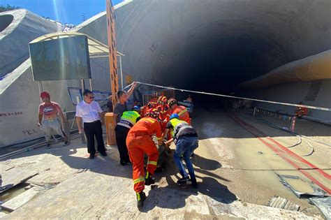 Divers Join Search For 14 People In Flooded Tunnel In China Water China