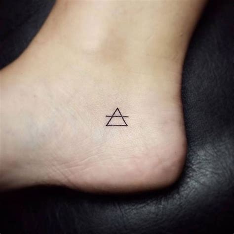 16 Tiny Foot Tattoos Youll Be Obsessing Over Brit Co