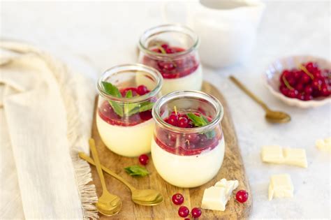 Witte Chocolade Panna Cotta Met Rode Bessen Recept De Kokende Zussen