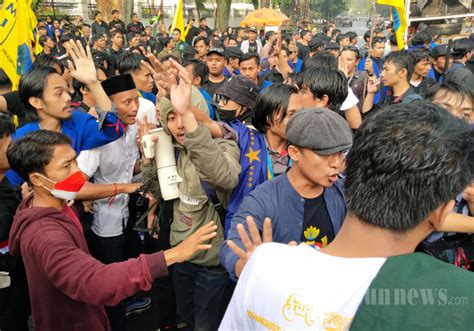 Demo Tolak Kenaikan Harga BBM Di Bandung Dua Kelompok Mahasiswa Ricuh