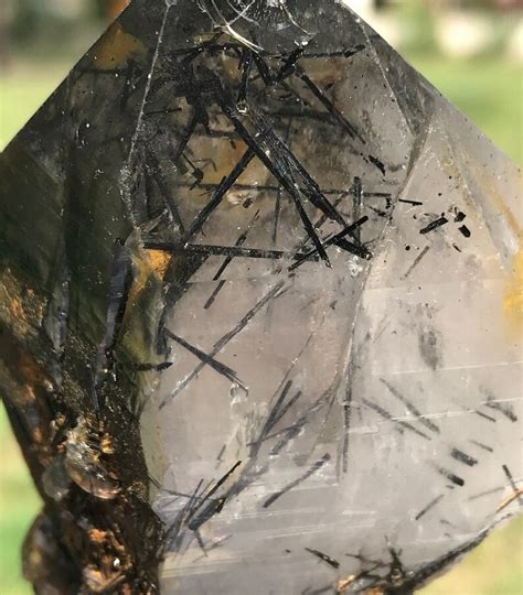 Cristal De Cuarzo Con Cristales De Rutilo Negro O Turmalina Negra