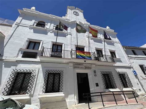 El Ayuntamiento De Jimena De La Frontera Coloca La Bandera LGTBI En Su