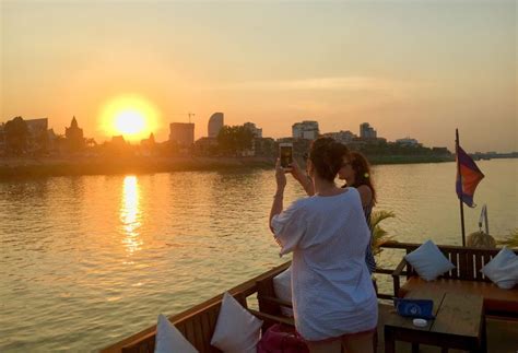 Phnom Penh Kreuzfahrt Bei Sonnenuntergang Mit Unbegrenzten Bier Und