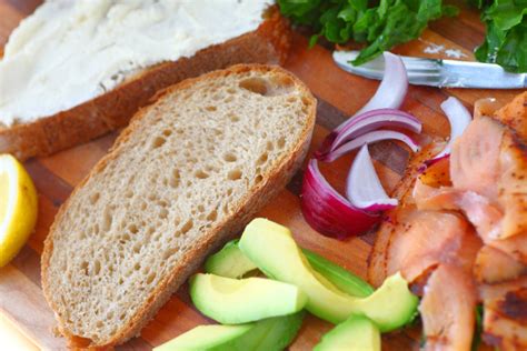 Sandwich mit geräuchertem Lachs und Avocado Lizenzfreies Bild