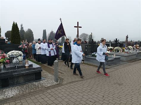 Ostrów Procesja na cmentarzu parafialnym w Uroczystość Wszystkich