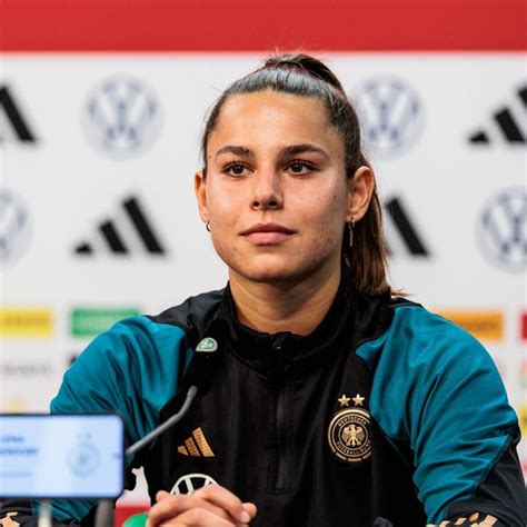 DFB Frauen Drama Um Lena Oberdorf DFB Star Erleidet Kreuzbandriss