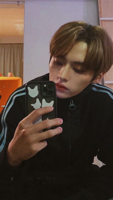 Stray kids mirror selfie wallpaper Kids Mirrors, Kpop Wallpaper, Minho ...