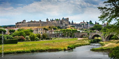 Vue panoramique du château et village médiéval de Carcasonne Stock