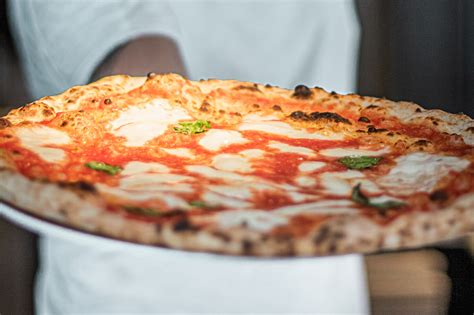 Cómo Hacer La Auténtica Pizza Napolitana En Casa Seguimos La Receta Paso A Paso Con Un Pizzaiolo