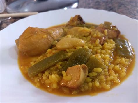 Un Tradicional Arroz Caldoso Valenciano Con Pollo Conejo Y Verduras