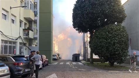 Arde Un Contenedor De Papel En Pontepedri A Y Quema Tres Veh Culos Cercanos