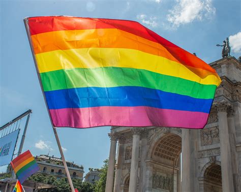 Pride Sabato La Parata Con Finale In Musica All Arco Della