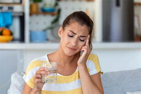 Dolor De Cabeza Foto De Cierre De Una Mujer Joven Que Est Sentada En