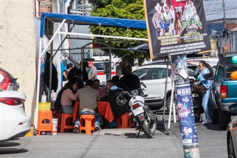 Comercios invaden aceras y obstruyen tránsito peatonal Cambio de