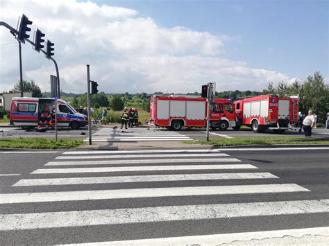 Karetka pogotowia zderzyła się z autem Nie żyje jedna osoba dwie są