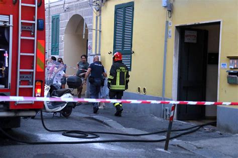 Scoppia Un Incendio In Casa Una Donna Ustionata E Tre Intossicati Il