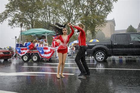 La lluvia no detuvo la celebración del Desfile Anual del Día