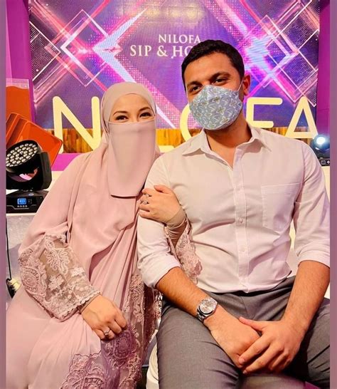 Pin by 𝓐𝓫𝓫𝔂 on Neelofa Muslim pictures Muslim couples Black picture