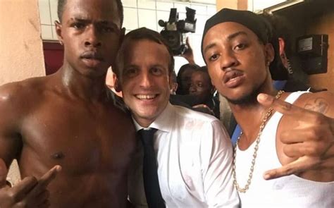 Photo Pol Mique De Macron Aux Antilles Lun Des Deux Jeunes Hommes