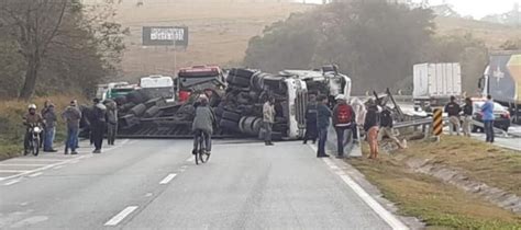 Carreta tomba e interdita totalmente trecho da Rodovia Fernão Dias em