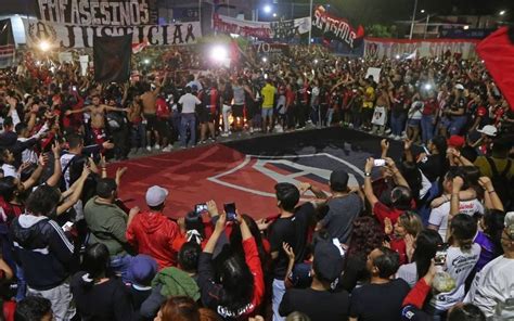 Aficionados Del Futbol Mexicano Se Unen Para Protestar En Contra De La