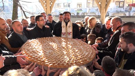 Božićna Liturgija u crkvi Svete Trojice u Paraćinu i lomljenje česnice