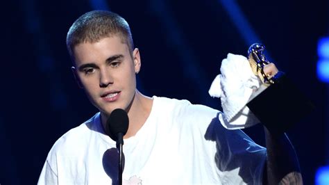 Justin Bieber Wins Top Male Artist And Top Social Media Artist At 2016