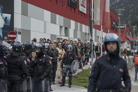 Brennero Scontri Tra Manifestanti E Polizia Diciotto Agenti Feriti