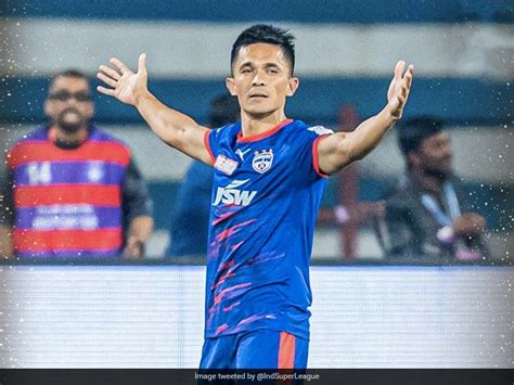 India Captain Sunil Chhetri Signs Bengaluru FC Extension | Football News