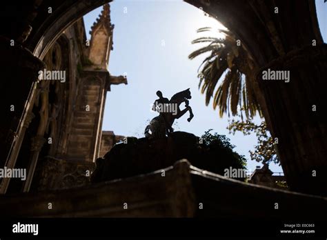 Fountain in the cloister of the cathedral of Barcelona Stock Photo - Alamy