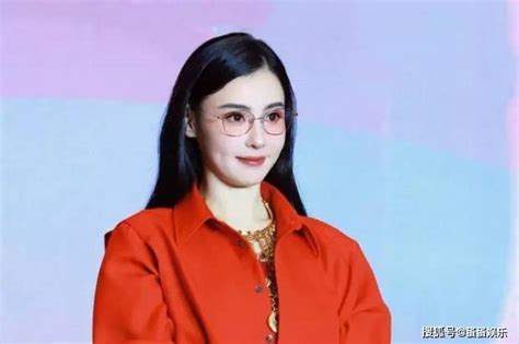 张柏芝纯红look配粉色墨镜：港风女神的惊艳回归_ …