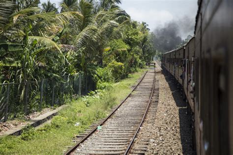 L Incroyable Train Entre Galle Et Colombo Au Sri Lanka