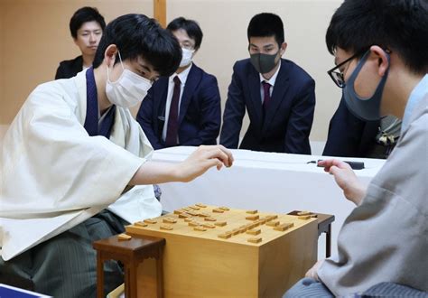 藤井聡太名人、永瀬拓矢王座に勝利 8冠制覇に王手 王座戦第3局 [写真特集1 5] 毎日新聞