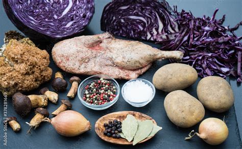 Ger Stete Ente Mit Apfelrotkohl Und Waldpilzen Stock Photo Adobe Stock