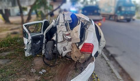 Motorista morre e passageiro fica ferido após carro colidir em