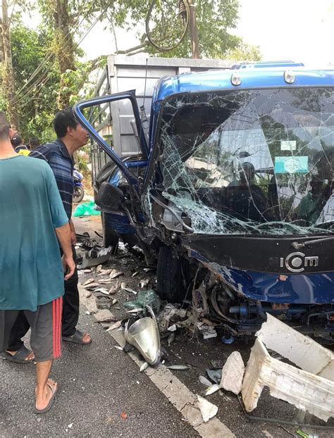 Dua Warga Emas Maut Kereta Terbabas Bertembung Lori Ikan Astro Awani