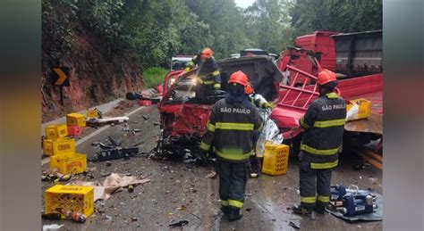 Motorista morre em acidente entre caminhão e carreta bitrem na Rodovia