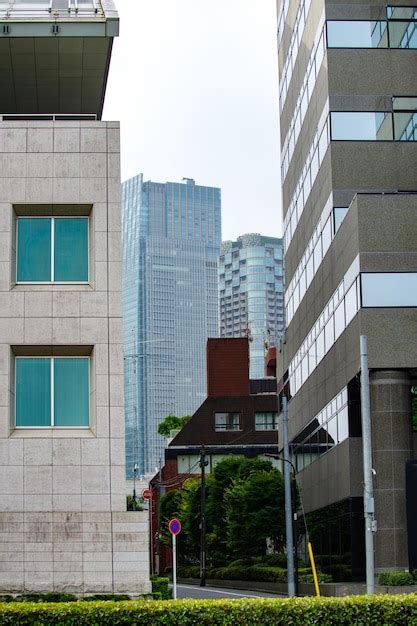 Edificios Modernos Frente A Un Cielo Despejado Foto Premium