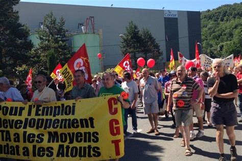 A Condat Personnes Ont Manifest Contre Le Plan Social De La Papeterie