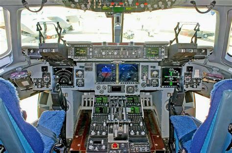 Boeing C-17 Globemaster III cockpit It's literally a spaceship!! : r/aviation