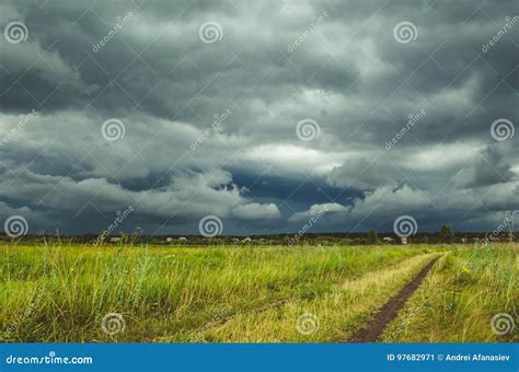 Nuvens De Tempestade Sobre O Campo Imagem De Stock Imagem De Branco