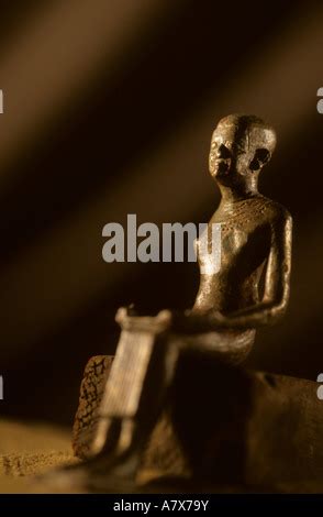 Egipto bronce Imhotep estatua de Saqqara la tumba de QAR Fotografía