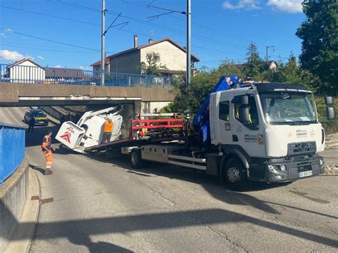 Le Grand Lemps Un Camion Sencastre Sous Le Pont Circulation Perturb E