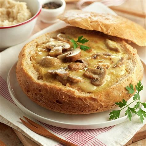 Pan relleno de queso fundido cebollita y champiñones una delicia