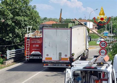 Camion Colpisce Il Palo Della Luce Intervengono I Vigili Del Fuoco