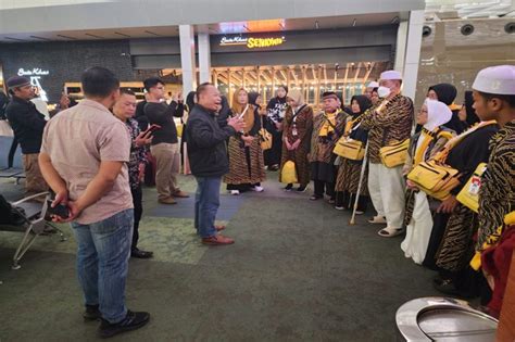 Jemaah Gagal Akhirnya Dibantu Polresta Bandara Soetta Berangkat Umrah