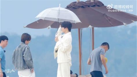 Into1 Liu Yu Fancam Taking Photos With Umbrella Into1刘宇【热雪浪】旋转跳跃 我伞坏了