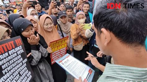 Ratusan Mahasiswa Demo Di Balaikota Solo Minta Gibran Tanda